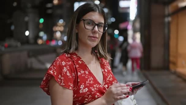 Hermosa Joven Hispana Con Gafas Usando Smartphone Sonriendo Las Calles — Vídeos de Stock
