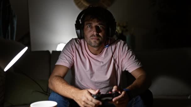 Intensiver Junger Hispanischer Mann Spielt Videospiele Einem Dunklen Wohnzimmer Und — Stockvideo