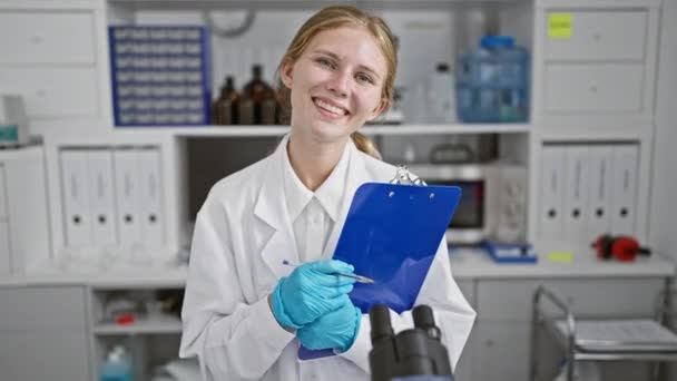 Χαμογελαστή Γυναίκα Επιστήμονας Πρόχειρο Στο Εργαστηριακό Περιβάλλον Απεικονίζοντας Την Υγειονομική — Αρχείο Βίντεο