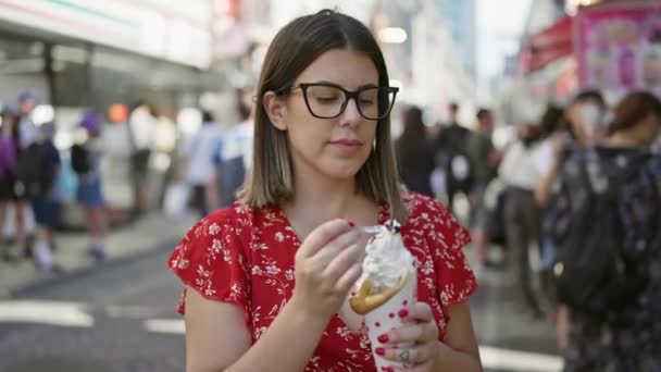 안경을 화려한 히스패닉 여성은 도쿄의 번화한 타케시타 거리에 맛있는 아이스크림을 — 비디오