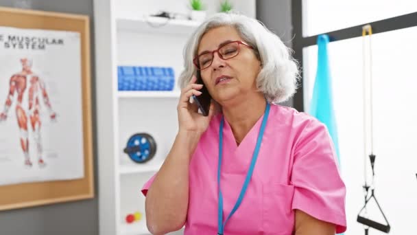 Eine Reife Frau Rosa Peeling Telefoniert Einer Medizinischen Klinik Hintergrund — Stockvideo