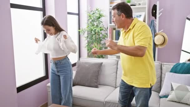 Αυτοπεποίθηση Πατέρας Και Χαμογελαστή Κόρη Χορεύουν Χαρούμενα Μαζί Στο Σπίτι — Αρχείο Βίντεο