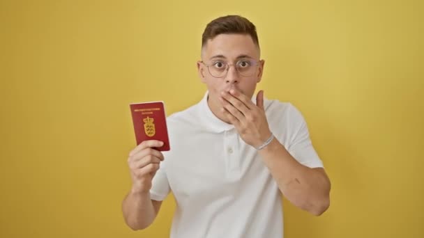 Шокированный Молодой Латиноамериканец Держит Руках Датский Паспорт Лицо Изображает Неверие — стоковое видео