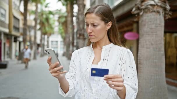 Eine Junge Kaukasische Frau Fotografiert Ihre Kreditkarte Auf Einer Straße — Stockvideo
