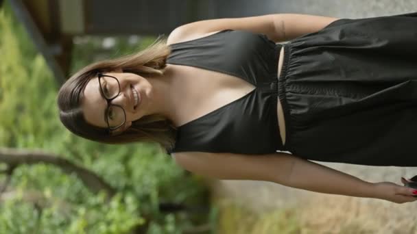 Mujer Hispana Hermosa Alegre Gafas Camina Hacia Cámara Posa Con — Vídeo de stock