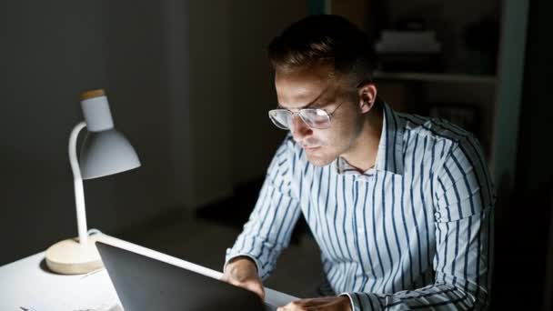 Joven Enfocado Gafas Usando Portátil Escritorio Oficina Por Noche — Vídeo de stock