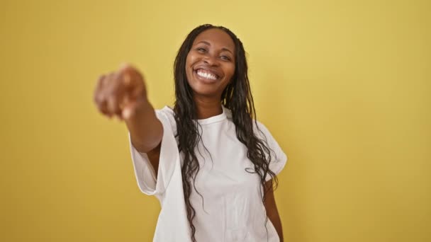 Une Femme Joyeuse Aux Cheveux Bouclés Dans Une Chemise Blanche — Video