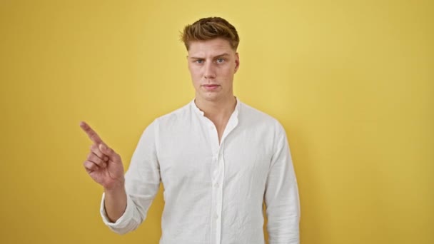Genç Beyaz Bir Adam Parmak Ciddi Bir Yüzle Izole Edilmiş — Stok video