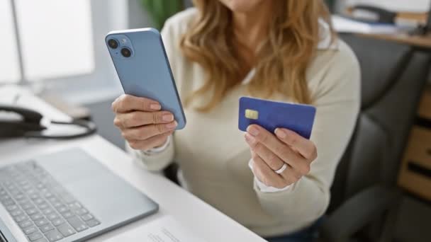 Kvinne Kontor Har Kredittkort Smarttelefon Klar Online Kjøp – stockvideo