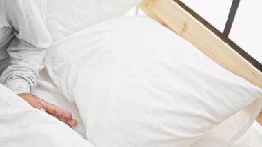 İspanyol kadın rahat bir yatak odasında huzur içinde uyuyor. Rahatlık ve rahatlık örneği..