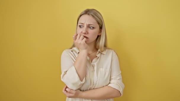 Gergin Genç Sarışın Bir Kadın Endişeli Görünüyor Tırnak Yiyor Sarı — Stok video