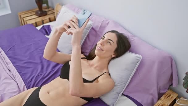 Mladý Krásný Hispánec Žena Ležící Posteli Hledá Sexy Pomocí Smartphone — Stock video