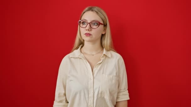 Entspannte Junge Frau Trägt Brille Ihr Ernstes Gesicht Einen Schlichten — Stockvideo