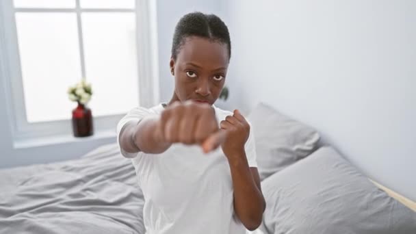 Розлючена Афроамериканка Ліжку Розбита Кулаком Боротьба Вибухає Агресією Насильством Спальні — стокове відео