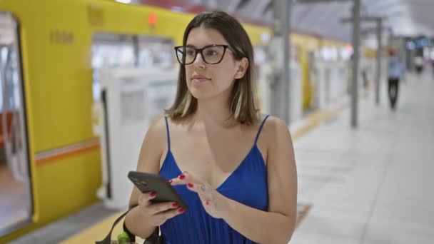 Весела Окуляри Очолюють Йогоіспаномовну Жінку Занурену Усміхнену Телефонну Подорож Поглинаючи — стокове відео