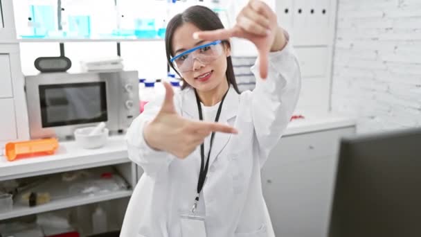 Glada Unga Kinesiska Kvinna Vetenskapsman Hand Inramning Imaginär Bild Utstrålar — Stockvideo