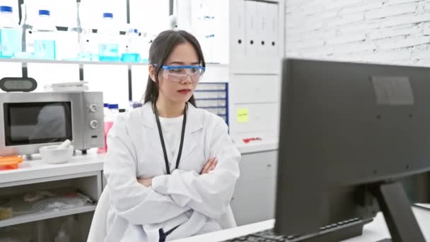 Sinirli Genç Çinli Kadın Bilim Adamı Şüpheci Bir Ifadeyle Laboratuvarda — Stok video