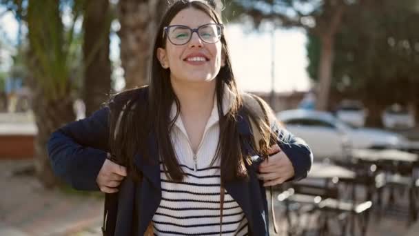 Jonge Spaanse Vrouw Toerist Draagt Rugzak Camera Glimlachen Straat — Stockvideo
