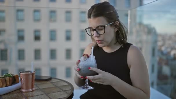 Όμορφη Ισπανίδα Γυναίκα Φοράει Γυαλιά Απολαμβάνει Ένα Τροπικό Κοκτέιλ Μια — Αρχείο Βίντεο