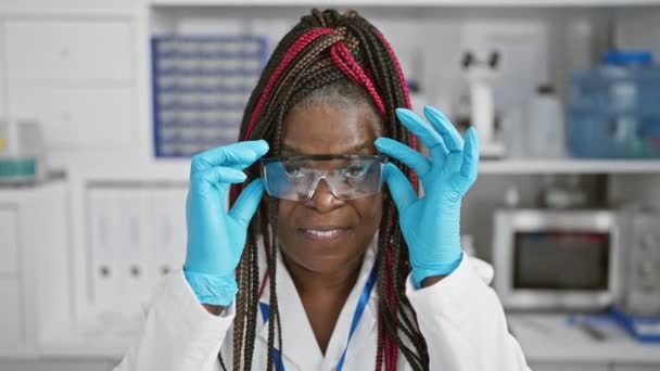 Auge Descoberta Científica Uma Bela Cientista Afro Americana Confiante Sorridente — Vídeo de Stock
