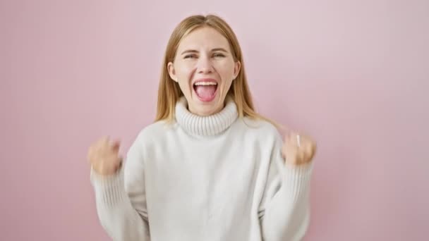 Hermosa Chica Rubia Muy Alegre Celebrando Gran Victoria Increíble Éxito — Vídeo de stock