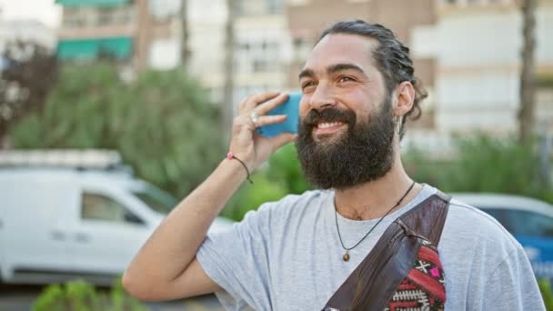 Sakallı Adam Elinde Akıllı Telefon Tebessümleri Ile Bir Şehir Caddesinde — Stok video