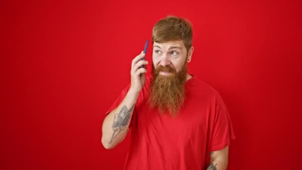 Överlycklig Ung Rödhårig Man Ecstatiskt Firar När Talar Telefon Över — Stockvideo