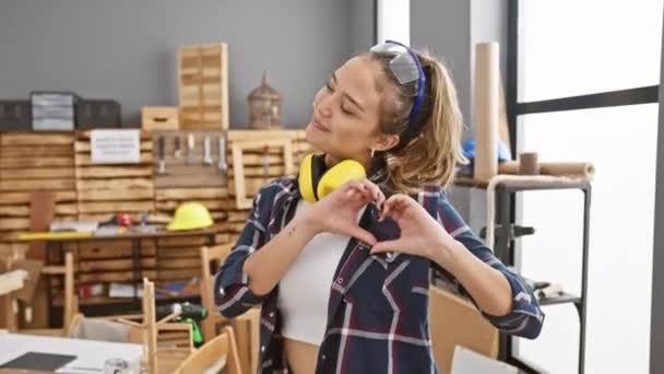 Трогательно Смотреть Молодую Красивую Латиноамериканку Занимающуюся Любовью Помощью Рук Улыбающуюся — стоковое видео