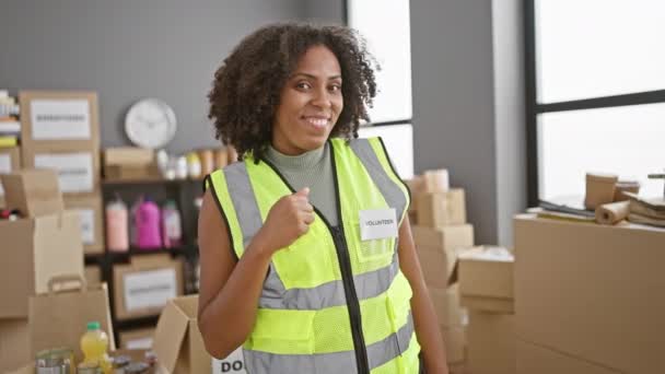 Femme Afro Américaine Volontaire Dans Entrepôt — Video
