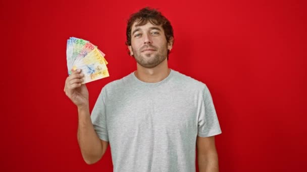 Sarışın Sakallı Mutlu Genç Adam Gururla Elinde Sviçre Frangı Banknotları — Stok video