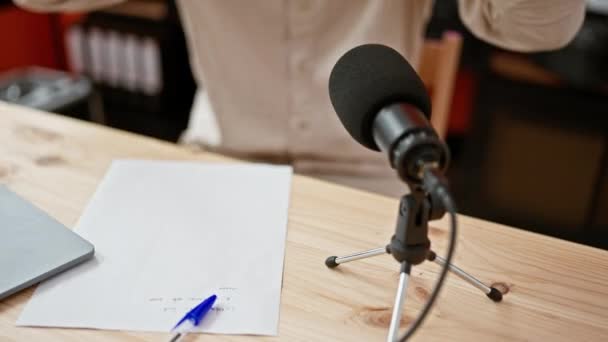 Odaklanmış Genç Bir Adam Stüdyo Ortamında Kulaklıklar Mikrofonla Çalışır Ses — Stok video