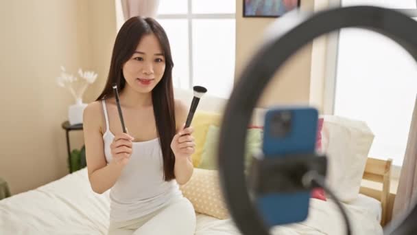 Yatak Odasındaki Genç Asyalı Bir Kadın Akıllı Telefon Zil Işığı — Stok video