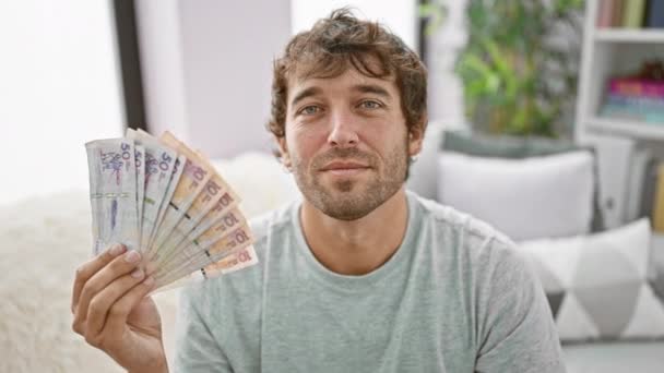 Veselý Mladý Muž Který Ukázal Ceduli Držel Hrst Kolumbijských Pesos — Stock video