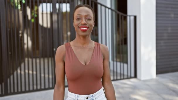 Radostná Afroamerická Žena Stojící Zkříženýma Rukama Městské Ulici Krásným Úsměvem — Stock video