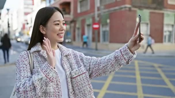 Ung Asiatisk Kvinna Tar Selfie Stadens Gathörn Leende Avslappnad Håller — Stockvideo