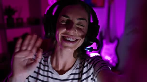 Usmívající Mladá Hispánka Fáborka Sebevědomě Naviguje Digitální Zábavu Během Nočního — Stock video
