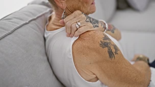Starsza Siwowłosa Kobieta Agonii Siedząca Kanapie Salonie Zmagająca Się Piekącym — Wideo stockowe