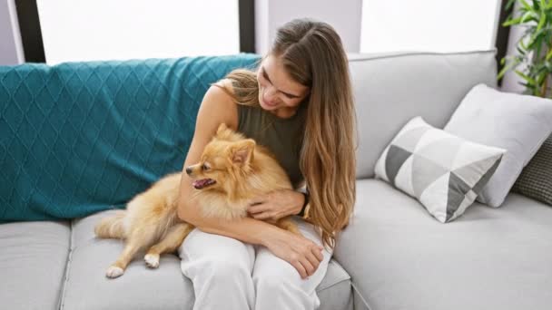 Jovem Hispânica Confiante Desfrutando Uma Risada Divertida Abraçando Seu Cachorro — Vídeo de Stock