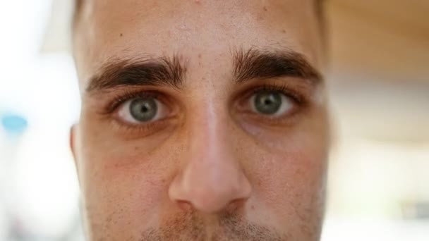 Nahaufnahme Eines Fröhlichen Jungen Mannes Mit Grünen Augen Und Einem — Stockvideo