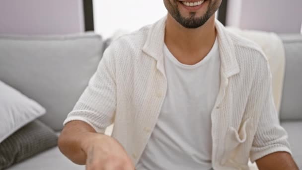 Veselý Mladý Arabský Muž Který Šťastně Sedí Doma Pohovce Předvádí — Stock video