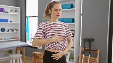 Rehabilitasyon kliniğinde derin nefes alan İspanyol genç kadın.