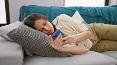 Yorgun, genç İspanyol bir kadın telefon mesajlarını bitiriyor, rahat bir şekilde kanepede bayılıyor. Güzel yetişkin, dinlendirici bir uykuya dalıp, günün yorucu kapalı mekan aktivitelerinden kurtulur..
