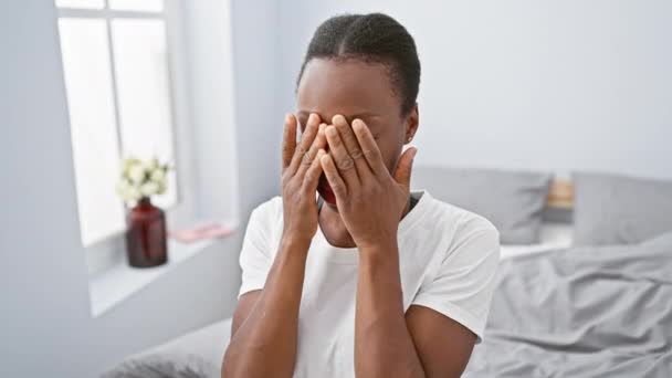 Mulher Afro Americana Exausta Estressada Sobrecarregada Esfregando Olhos Cansados Cama — Vídeo de Stock