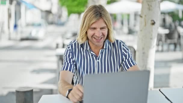 Uomo Biondo Che Lavora Sul Computer Portatile Alla Terrazza All — Video Stock