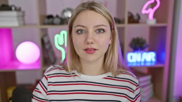 Χαρούμενη Ξανθιά Κοπέλα Streamer Δίνει Ένα Παιχνιδιάρικο Κλείσιμο Του Ματιού — Αρχείο Βίντεο