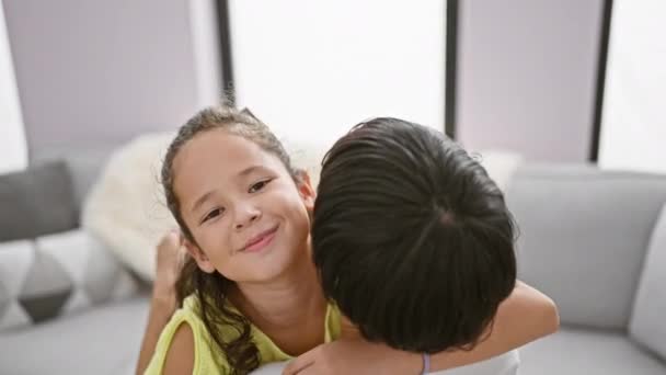 Mãe Filha Confiante Compartilhando Abraço Alegre Sorrindo Coração Enquanto Senta — Vídeo de Stock
