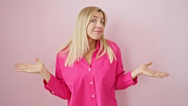 Jeune Femme Blonde Adulte Criant Ses Poumons Avec Une Main — Video