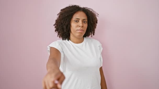 African American Woman Pointing Smiling Pink Background — Stock Video