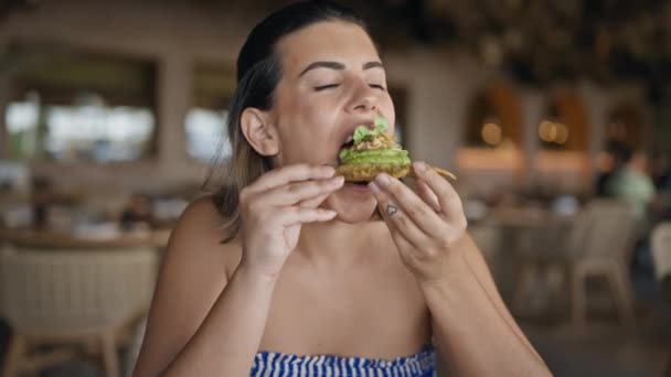 Jonge Spaanse Vrouw Die Fusionvoedsel Eet Het Restaurant — Stockvideo