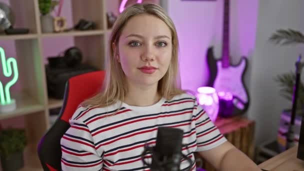 Gledelig Ung Blond Kvinne Streamer Gyngende Spillrommet Blinker Seirende Fredssymbol – stockvideo
